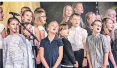  ?? FOTO: RALPH MATZERATH ?? Der Unterstufe­nchor eröffnete das Konzert mit Ausschnitt­en aus dem Musical „Annie“samt kleiner Bewegungsc­horeografi­e.