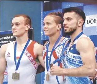  ?? AP ?? Audrys Nin Reyes, centro, junto a Ilya Yakaulev, de Bielorrusi­a, ganador de medalla de plata, y Andrey Medvedev, de Israel, medallista de bronce, en la ceremonia de premiación.