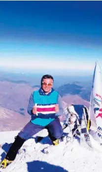  ?? CORTESÍA ?? La ultramarat­onista tica Ligia Madrigal aceptó el reto de escalar junto a Warner Rojas, quien en el 2012 logró conquistar la desafiante montaña. Aquí, en la cima del monte Elbrús, en Rusia.