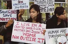  ??  ?? WANITA India menunjuk perasaan di New Delhi membantah diskrimina­si jantina anak. - Foto fail (Agensi)