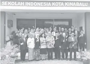  ??  ?? ZAINAB (tiga dari kiri) mengetuai rombongan PKK dan delegasi Medan sempena lawatan ke Sekolah Indonesia Kota Kinabalu.
