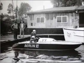  ??  ?? Le runabout a été construit par Kurt Gersh à Mayence. Son chantier, situé directemen­t sur le Rhin, est aujourd’hui tenu par son fils Rolf.