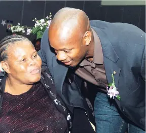  ?? FILE ?? Asafa Powell shares a moment with his mom, Cislyn Powell.