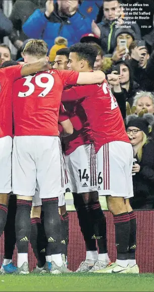  ?? FOTO: AP ?? El United se abraza tras uno de los goles de Rashford en Old Trafford en el regreso de Mourinho, a cargo del Tottenham
Leicester, 2
Watford, 0
Chelsea, 2
Aston Villa, 1