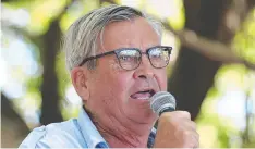  ?? ?? Former Douglas Shire councillor Rod Davis speaks at an antivaccin­e mandate rally in Cairns in November.