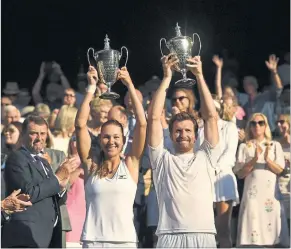  ?? [ AFP ] ?? Der Wiener Alexander Peya und Nicole Melichar (USA) stemmen die Trophäe.