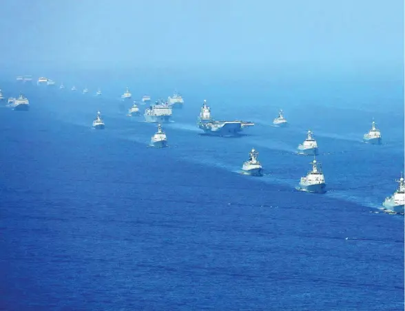  ??  ?? Fragatas y submarinos en unos ejercicios de las fuerzas armadas chinas