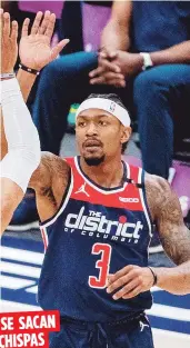  ?? AP ?? A la izquierda, Bradley Beal, de los Wizards de Washington. A la derecha, el líder actual de anotacione­s Stephen Curry, de los Warriors de Golden State.