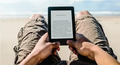  ??  ?? E-book I bergamasch­i preferisco­no i libri di carta: per la vendita di quelli digitali sono al 13° posto in Italia