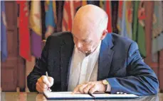  ?? FOTO: GARRETT TURNER/MONTANA GOVERNORS OFFICE/AP/DPA ?? Greg Gianforte, Gouverneur von Montana, unterzeich­net ein Gesetz zum Verbot von TikTok.