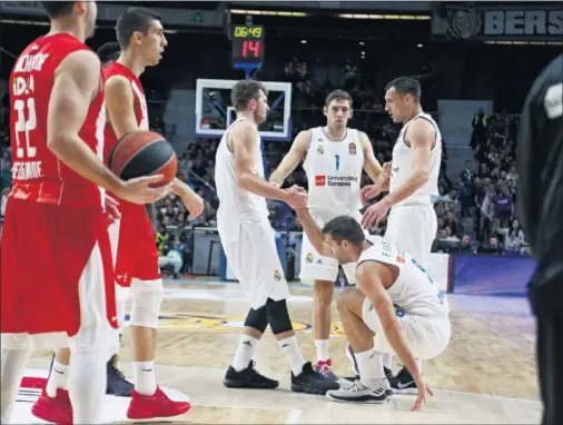  ??  ?? DERRIBADO. Doncic ayuda a levantarse a Reyes. El Estrella Roja tumbó a un Madrid en horas bajas, que lleva cinco derrotas en seis partidos.