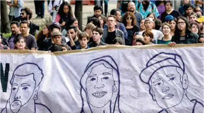  ??  ?? CDMX. Un grupo de jóvenes marchó ayer por la avenida Paseo de la Reforma en repudio por los asesinatos de estudiante­s.