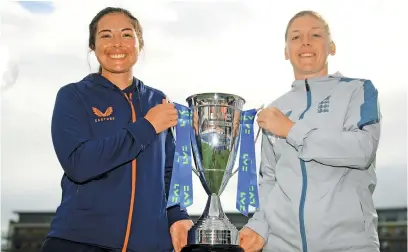  ?? Picture: Getty Images ?? HONOURS EVEN. Proteas captain Sune Luus (left) her English counterpar­t Heather Knight pose with the trophy after drawing their one-off Test in Taunton on Thursday.