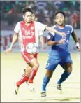  ?? SRENG MENG SRUN ?? Phnom Penh Crown midfielder Yeu Muslim (left) attacks during the AFC Cup playoff with Home United last Monday.