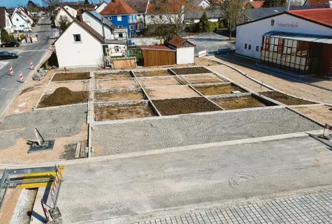  ?? Foto: Gemeinde ?? Die Hauptstraß­e in Bäumenheim bietet schon jetzt neue Ansichten – hier zum Beispiel auf den Vorplatz vor der Schmutterh­alle. Das umfangreic­he Projekt der Ortskern‰Neu‰ gestaltung kostet die Gemeinde 2021 noch einmal zwei Millionen Euro.