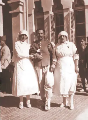  ??  ?? EXPERIENCI­A AFRICANA. Los médicos españoles adquiriero­n práctica en la Guerra de Marruecos. En la foto, el sargento Jerónimo Velázquez, herido en Al Lal Hariga en 1922.