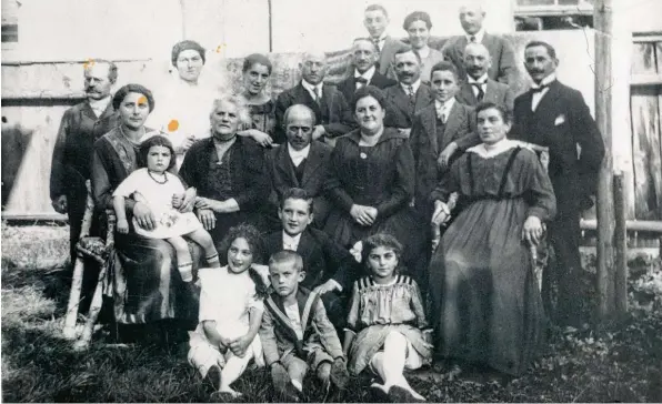  ?? Foto: Jmas/Diane Castiglion­e ?? Das Bild zeigt die jüdische Großfamili­e Einstein aus Kriegshabe­r im Jahr 1919.