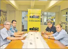  ??  ?? De izquierda a derecha, Juan Fadul, Andrés Martí, Carlos Escobar y Óscar Insaurrald­e, en nuestra redacción.