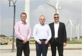  ?? (Assaf Lev) ?? ENERGY MINISTER Yuval Steinitz is flanked by Afcon CEO Jerry Schenirer (left) and chairman Israel Reif.