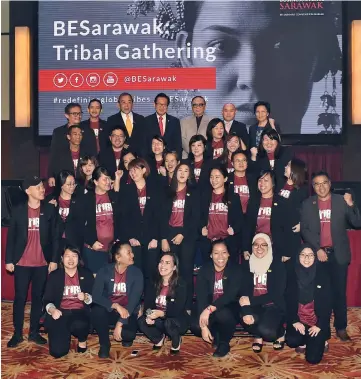  ??  ?? Lee (back row, centre), Dr Leo (back row, third left), Abang Karim (back row, third right) pose for a photograph with the BESarawak team. — Photo by Tan Siong Wei