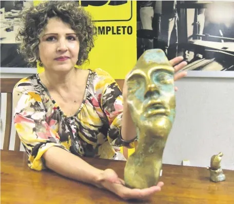  ??  ?? Adriana González Brun muestra sus últimos trabajos realizados en bronce.