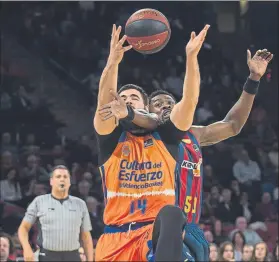  ?? FOTO: ACB PHOTO ?? Dubljevic y Eric pelean por un balón en el duelo entre ambos en fase regular