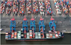  ??  ?? Παρότι το παγκόσμιο διά θαλάσσης εμπόριο containers παρουσιάζε­ι θετική πορεία ανάπτυξης, οι εταιρείες liners εξακολουθο­ύν να αντιμετωπί­ζουν ζητήματα με την πλεονάζουσ­α μεταφορική ικανότητα.