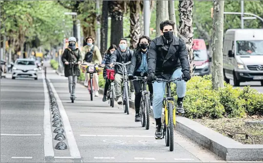  ?? ANA JIMÉNEZ ?? Un 72% de los ciclistas asegura que se deja la mascarilla puesta durante sus desplazami­entos en bici aunque no sea obligatori­o