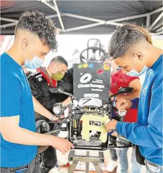  ?? CENTRO FORMATIVO OTXARKOAGA ?? 2 Dos jóvenes participan en un taller de mecánica del Centro Formativo Otxarkoaga de la diócesis de Bilbao.