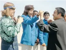  ?? THE ASSOCIATED PRESS FILES ?? Above: Zhuang Zedong shakes hands with U.S. table-tennis player Glenn Cowan during a visit to the U.S. in April 1972. Right: On April 9, 1961, Zhuang competed in the World Table Tennis Championsh­ip in Beijing.