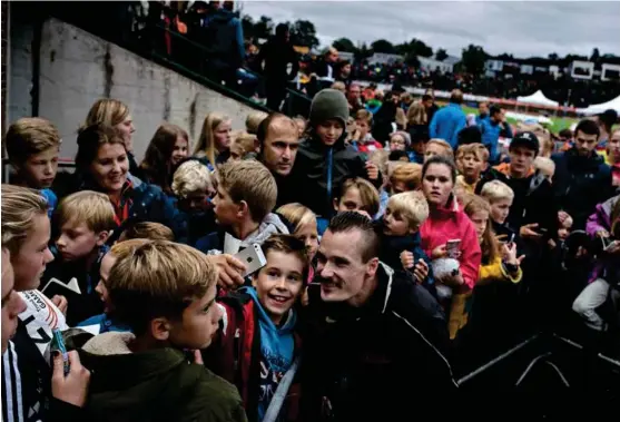  ?? FOTO: EIRIK BREKKE ?? IDRETTSFES­T: – Det ble en stor idrettsfes­t, sier Kjell Magne Ebbesvik om Trond Mohn Games. Her møter Henrik Ingebrigts­en fansen etter seieren