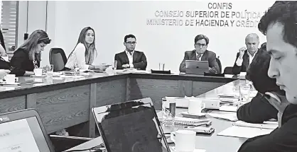  ?? CORTESíA ?? Alberto Carrasquil­la, ministro de Hacienda, reunido con los ponentes de la subcomisió­n que estudia la Ley de Financiami­ento.