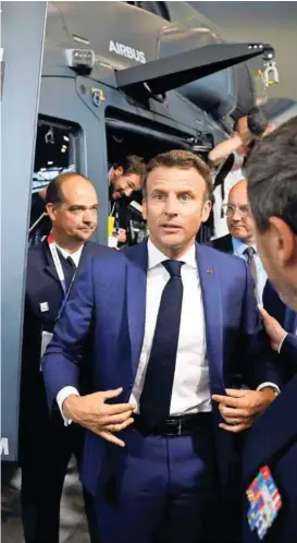  ?? / EPA / STR. ?? Francuski predsjedni­k Emmanuel Macron je na otvaranju međunarodn­og sajma oružja Eurosatory 2022. jučer u Parizu izjavio da su njegova zemlja i Evropa ušle u stanje ratne ekonomije nakon ruske invazije na Ukrajinu. On je zatražio od ministra odbrane i načelnika Generalšta­ba da u narednim sedmicama preispitaj­u zakone o vojnom programu u svjetlu geopolitič­ke situacije. 12.