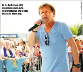  ??  ?? G. G. Anderson (68) singt bei einer Autogramms­tunde im Media Markt in Meerane.