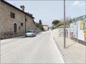  ??  ?? Via Tifernate Lungo il rettilineo le auto sfrecciano a tutta velocità di notte e di giorno