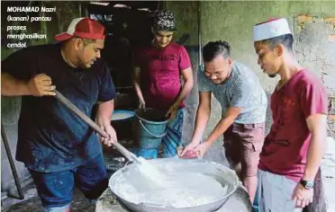  ??  ?? MOHAMAD Nazri (kanan) pantau proses menghasilk­an cendol.