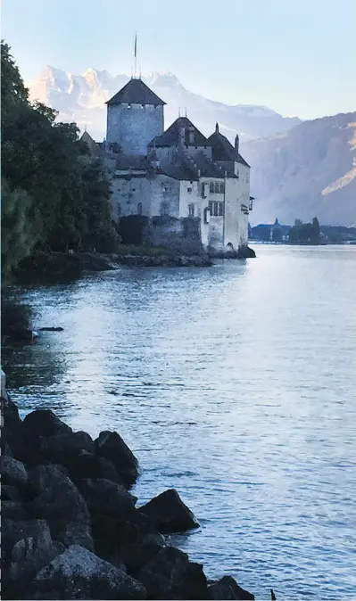  ?? AMANDA LOUDIN/THE WASHINGTON POST ?? The 10th century Chillon Castle juts out into Lake Geneva in Montreux, Switzerlan­d.