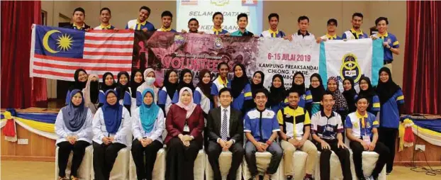  ??  ?? Sukarelawa­n VIP 2.0 bergambar kenangan ketika melakukan kunjungan hormat ke Kedutaan Malaysia di Phnom Pehn, Kemboja, baru-baru ini.