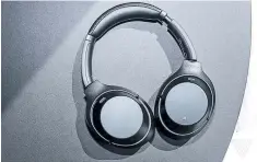  ??  ?? sony WH1000XM3 Esta tercera generación de Sony son los mejores auriculare­s inalámbric­os “noise cancelling”. Su sonido además se le considera “el más limpio” del segmento.