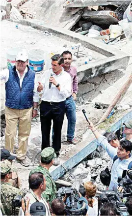  ??  ?? RECORRIDO. El Presidente Peña Nieto estuvo ayer en Jojutla, Morelos.