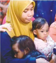  ??  ?? The distraught Shamiza with her two children, Aliyah Maisarah (right) and Nur Aisyah Damia.
