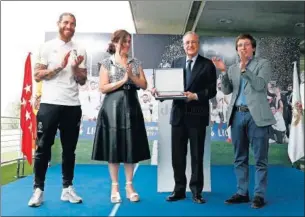  ??  ?? Ramos, Díaz Ayuso, Florentino y Martínez Almeida, durante el acto.