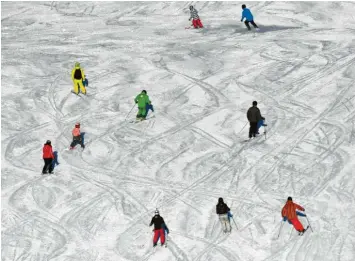  ?? Symybolfot­o: Angelika Warmuth, dpa ?? Wer sich Hoffnung auf Skifahren in den Faschingsf­erien gemacht hat, muss diese begraben. Im Freistaat werden die Faschings‰ ferien in diesem Jahr gestrichen.