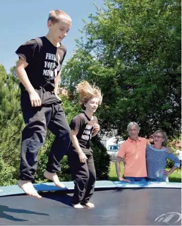  ?? Foto: Stephanie Millonig ?? Freizeitsp­ort statt Schulunter­richt: Christophe­r (lange Haare) und Raphael (kurze Haare) Annemann, beim Trampolin springen. Ihre Eltern Charlott und Reiner sehen ihnen zu.