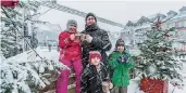  ?? FOTO: BINN ?? Daniel Mufka, Ashley, Josie und Branton wärmen sich mit Kakao auf dem Gelderner Weihnachts­markt.