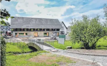  ?? FOTO: ANDY HEINRICH ?? Noch etwa vier Wochen ist der Weg zwischen Rathaus und neuer Gemeindebü­cherei gesperrt – am Montag haben hier die Pflasterar­beiten begonnen.