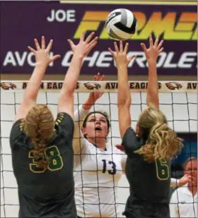  ?? RANDY MEYERS — THE MORNING JOURNAL ?? Emma Abfall of Avon taps the ball at London Voss and Tory Small of Amherst.