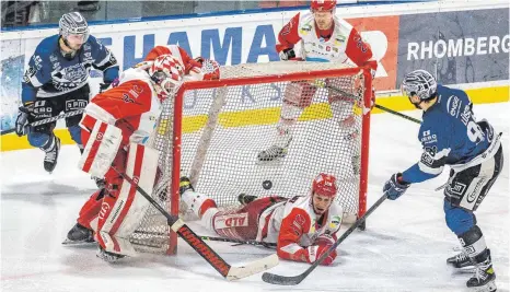  ?? FOTO: CHRISTIAN FLEMMING ?? Der Peitinger Goalie Florian Hechenried­er auf Abwegen – Florian Lüsch (rechts) bedankt sich mit dem Treffer zum 2:1 für Lindau.