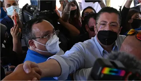  ?? ?? Presidenti­al candidate Rodrigo Chaves greets supporters as he arrives to a polling station during a presidenti­al runoff election in San Jose, Costa Rica, April 3, 2022.