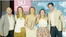  ?? ?? MATÍAS BRUZZONI, FEDERICA NOPITSCH, MERCEDES GÓMEZ, AGUSTÍN NOPITSCH RECIBEN PREMIO DE GREAT PLACE TO WORK.